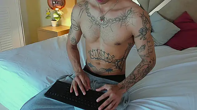 Snapshot of Enzo_Hunter chatting on 05-18-26, 04:07 Enzo Hunter online show from 05-18-26, 04:07
