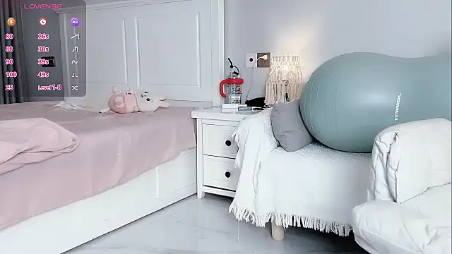 Snapshot of B-Yaya chatting on 10-11-25, 06:17 B-Yaya online show from 10-11-25, 06:17