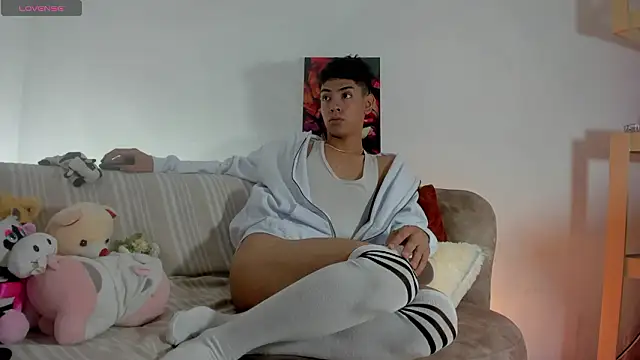 LoganTwink18 online show from 03-04-26, 12:33