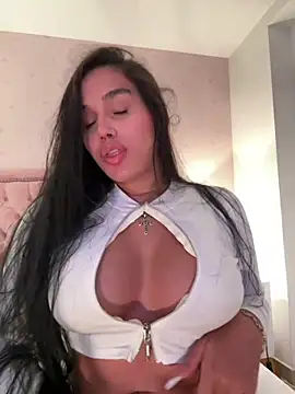 Snapshot of Bella__Wood chatting on 06-30-26, 09:27 Bella Wood online show from 06-30-26, 09:27
