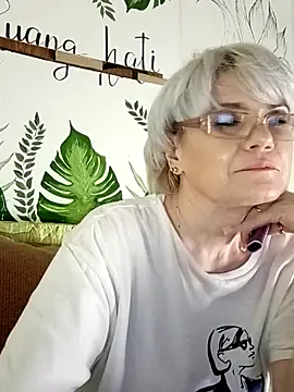 Snapshot of Catty_Lady chatting on 02-11-26, 08:47 Catty Lady online show from 02-11-26, 08:47