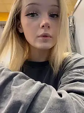 Snapshot of softlyblessed chatting on 10-08-25, 09:01 softlyblessed online show from 10-08-25, 09:01