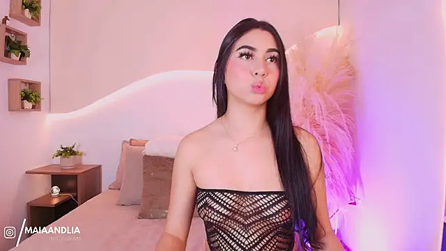 Snapshot of maia_lia_ chatting on 09-19-25, 10:10 maia lia online show from 09-19-25, 10:10