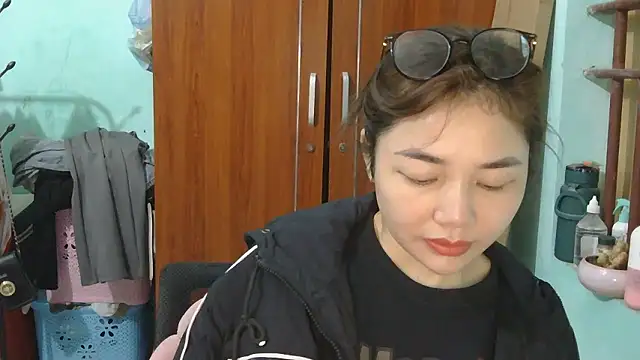 Uhem112 online show from 12-20-25, 03:46