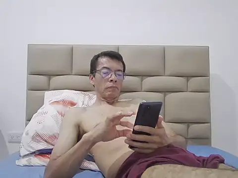 Snapshot of skinnylatino51 chatting on 12-20-25, 12:29 skinnylatino51 online show from 12-20-25, 12:29