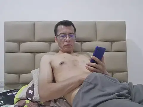 Snapshot of skinnylatino51 chatting on 01-15-26, 01:21 skinnylatino51 online show from 01-15-26, 01:21