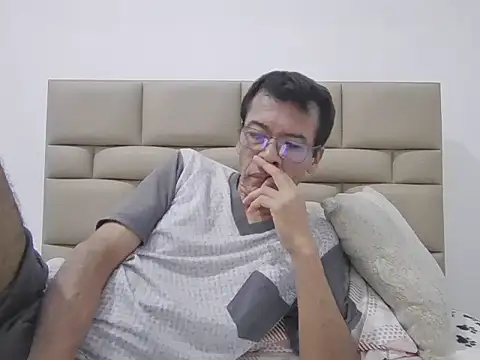 Snapshot of skinnylatino51 chatting on 02-20-26, 01:24 skinnylatino51 online show from 02-20-26, 01:24