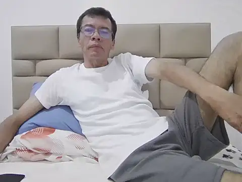 Snapshot of skinnylatino51 chatting on 02-25-26, 12:42 skinnylatino51 online show from 02-25-26, 12:42