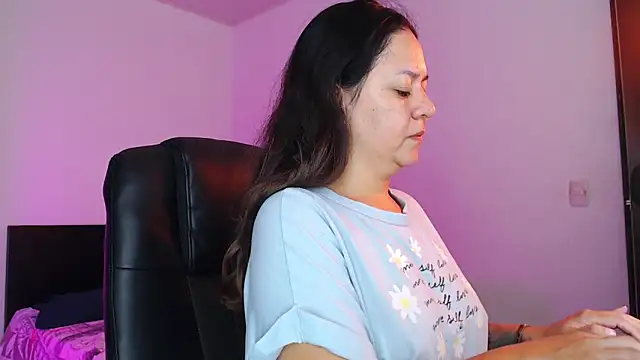 Snapshot of Abbyjoness21 chatting on 11-25-25, 10:26 Abbyjoness21 online show from 11-25-25, 10:26