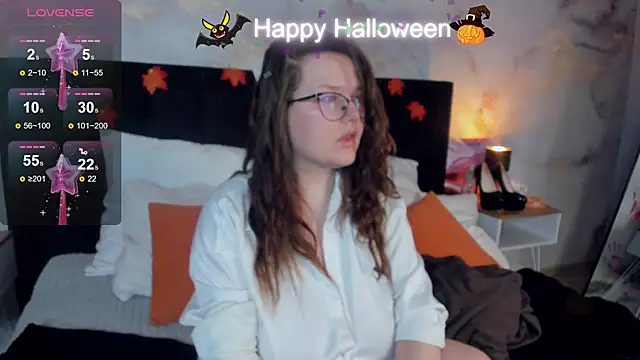 HelenDanvers online show from 10-31-25, 02:34