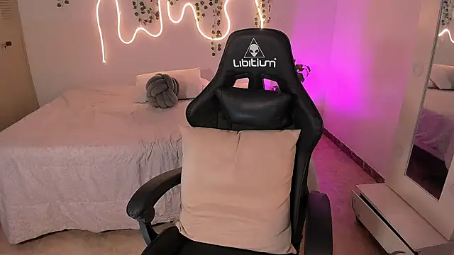 Snapshot of sara_doll77 chatting on 12-01-25, 11:43 sara doll77 online show from 12-01-25, 11:43