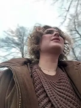 Snapshot of KellyKeler chatting on 12-19-25, 01:18 KellyKeler online show from 12-19-25, 01:18