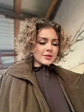 Snapshot of KellyKeler chatting on 12-20-25, 12:56 KellyKeler online show from 12-20-25, 12:56