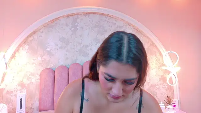 Snapshot of JasmineRhodes chatting on 11-22-25, 01:32 JasmineRhodes online show from 11-22-25, 01:32