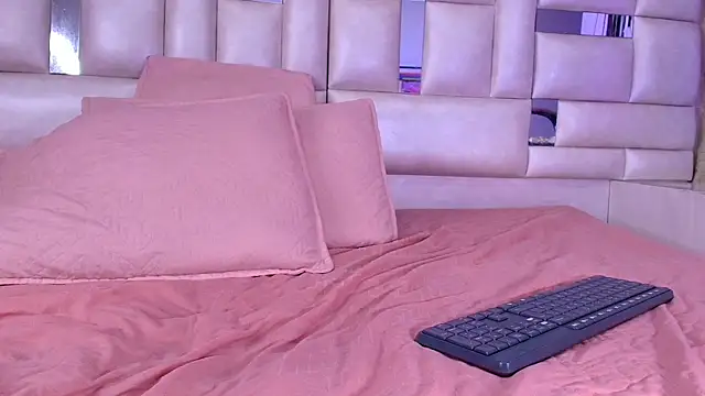 Snapshot of emmacurvy chatting on 10-15-25, 03:06 emmacurvy online show from 10-15-25, 03:06