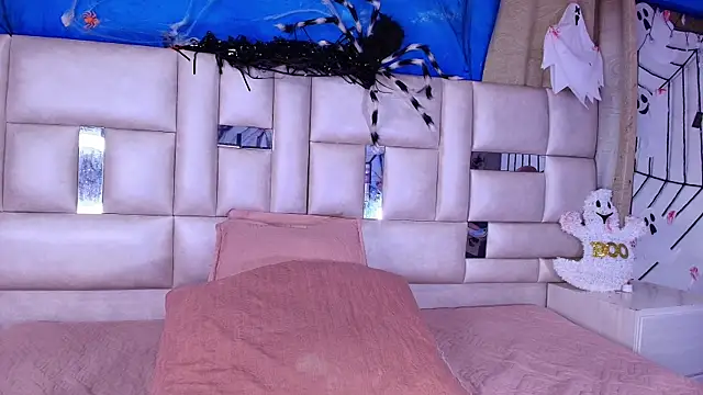 Snapshot of emmacurvy chatting on 10-22-25, 03:07 emmacurvy online show from 10-22-25, 03:07