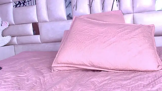 Snapshot of emmacurvy chatting on 10-23-25, 03:06 emmacurvy online show from 10-23-25, 03:06