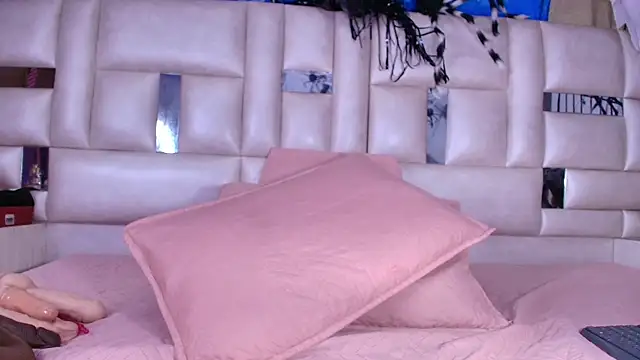 Snapshot of emmacurvy chatting on 10-26-25, 03:12 emmacurvy online show from 10-26-25, 03:12