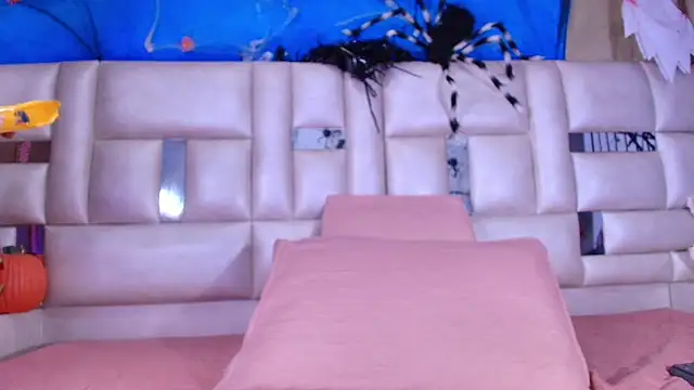 Snapshot of emmacurvy chatting on 10-28-25, 03:21 emmacurvy online show from 10-28-25, 03:21