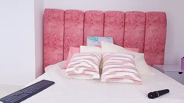 Snapshot of emmacurvy chatting on 11-06-25, 03:07 emmacurvy online show from 11-06-25, 03:07