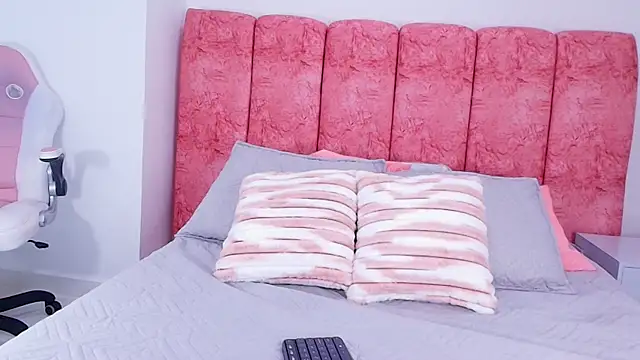 Snapshot of emmacurvy chatting on 11-07-25, 03:06 emmacurvy online show from 11-07-25, 03:06