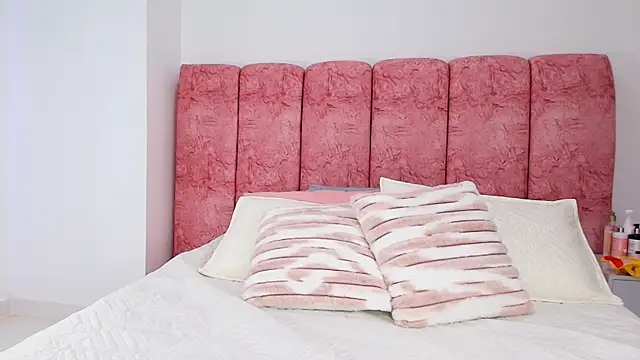 Snapshot of emmacurvy chatting on 11-08-25, 03:07 emmacurvy online show from 11-08-25, 03:07