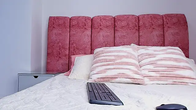 Snapshot of emmacurvy chatting on 11-11-25, 03:06 emmacurvy online show from 11-11-25, 03:06