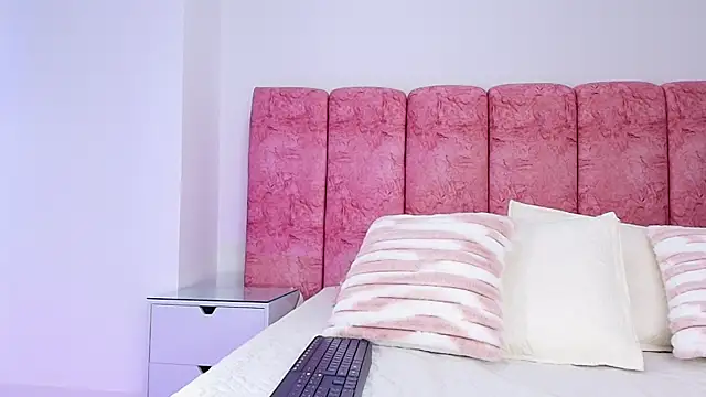 Snapshot of emmacurvy chatting on 11-14-25, 03:05 emmacurvy online show from 11-14-25, 03:05