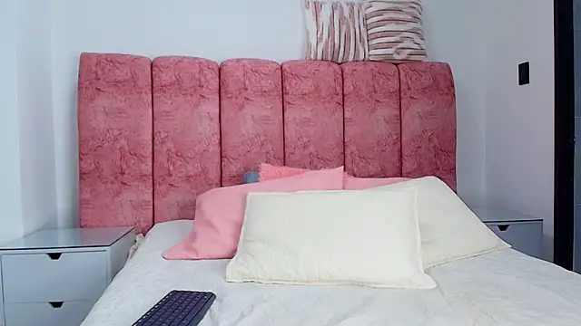 Snapshot of emmacurvy chatting on 11-15-25, 03:04 emmacurvy online show from 11-15-25, 03:04