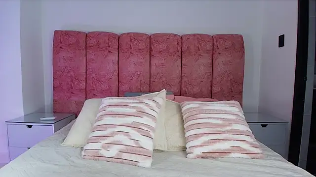 Snapshot of emmacurvy chatting on 11-22-25, 03:05 emmacurvy online show from 11-22-25, 03:05