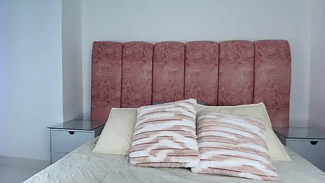 Snapshot of emmacurvy chatting on 11-25-25, 03:06 emmacurvy online show from 11-25-25, 03:06