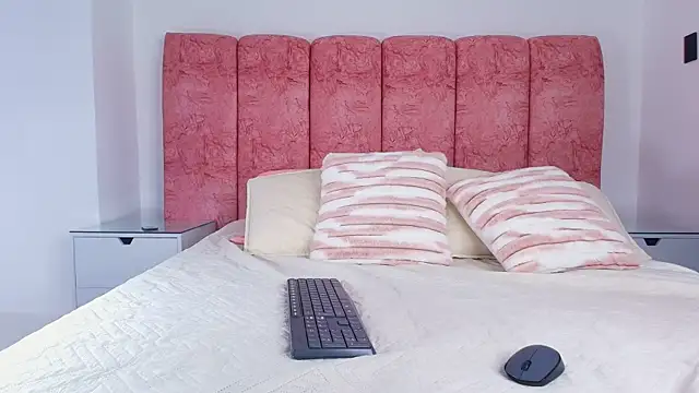 Snapshot of emmacurvy chatting on 11-28-25, 03:09 emmacurvy online show from 11-28-25, 03:09