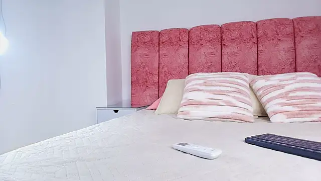 Snapshot of emmacurvy chatting on 11-29-25, 03:09 emmacurvy online show from 11-29-25, 03:09