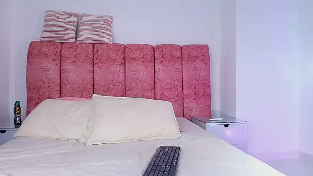 Snapshot of emmacurvy chatting on 12-02-25, 03:12 emmacurvy online show from 12-02-25, 03:12