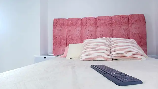 Snapshot of emmacurvy chatting on 12-03-25, 03:03 emmacurvy online show from 12-03-25, 03:03