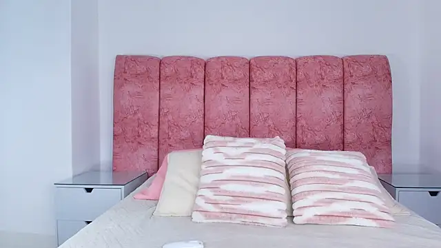 Snapshot of emmacurvy chatting on 12-05-25, 03:04 emmacurvy online show from 12-05-25, 03:04