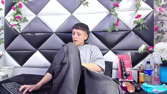 Snapshot of Megan_Thompson_ chatting on 09-27-25, 02:38 Megan Thompson  online show from 09-27-25, 02:38