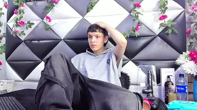 Snapshot of Megan_Thompson_ chatting on 10-17-25, 02:04 Megan Thompson  online show from 10-17-25, 02:04