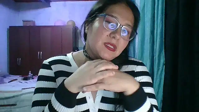 Snapshot of scarlett_widow_ chatting on 10-28-25, 03:21 scarlett widow online show from 10-28-25, 03:21