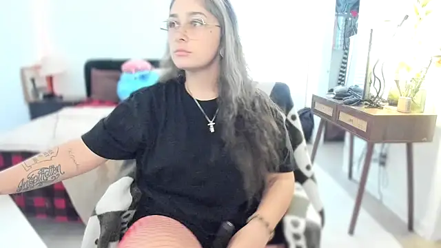 Snapshot of Alix_Valentine chatting on 05-17-26, 06:48 Alix Valentine online show from 05-17-26, 06:48