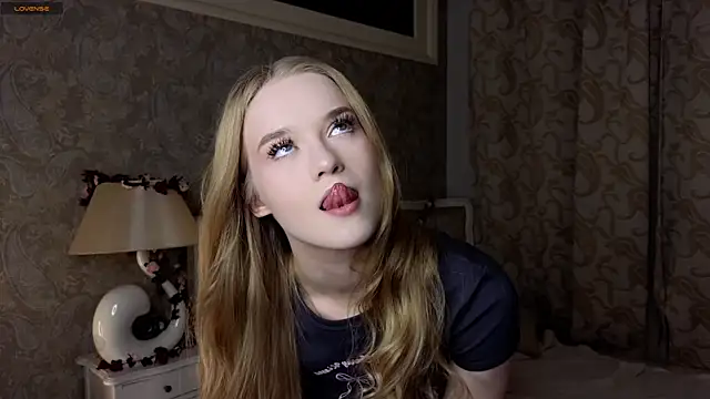 Snapshot of Emma_Frosty chatting on 10-24-25, 07:10 Emma Frosty online show from 10-24-25, 07:10