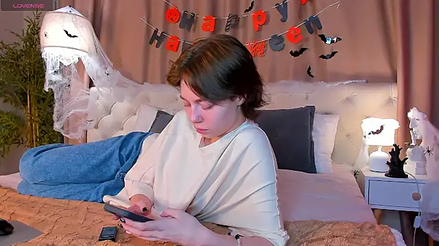 Snapshot of Skelerata chatting on 10-28-25, 01:09 Skelerata online show from 10-28-25, 01:09