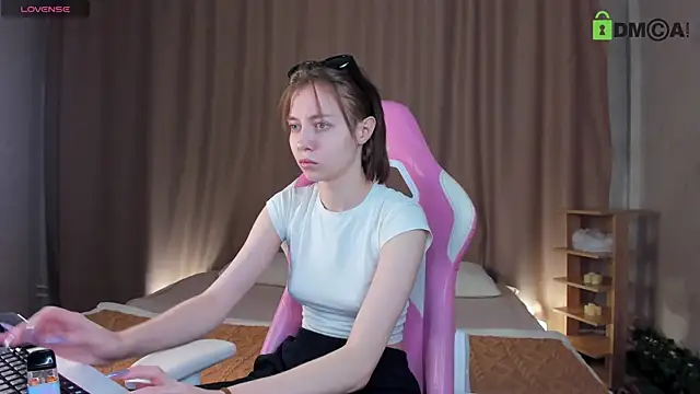 Snapshot of Skelerata chatting on 12-19-25, 01:01 Skelerata online show from 12-19-25, 01:01