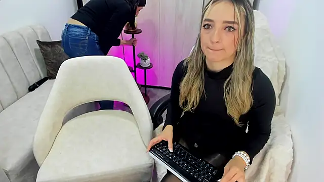 Snapshot of Miss_Annye chatting on 11-01-25, 04:36 Miss Annye online show from 11-01-25, 04:36