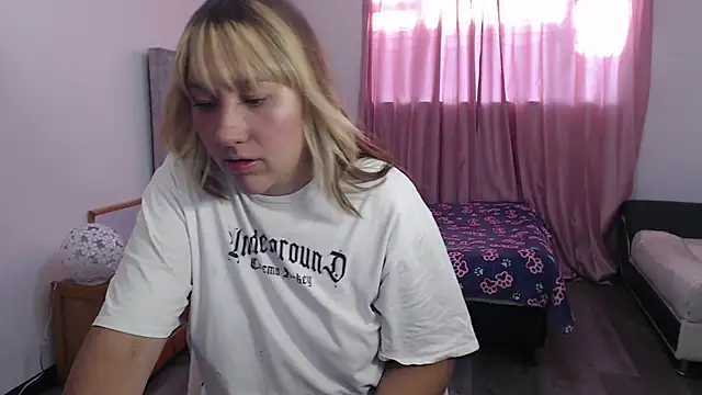 Snapshot of Aiimee_hills chatting on 09-15-25, 10:21 Aiimee hills online show from 09-15-25, 10:21