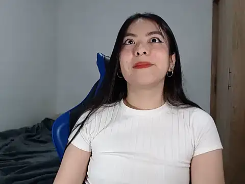 EloiseJun online show from 11-23-25, 04:34