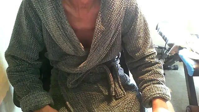 Snapshot of rogpb chatting on 10-31-25, 11:33 rogpb online show from 10-31-25, 11:33