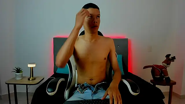 Snapshot of milo_cruz chatting on 11-21-25, 07:40 milo cruz online show from 11-21-25, 07:40