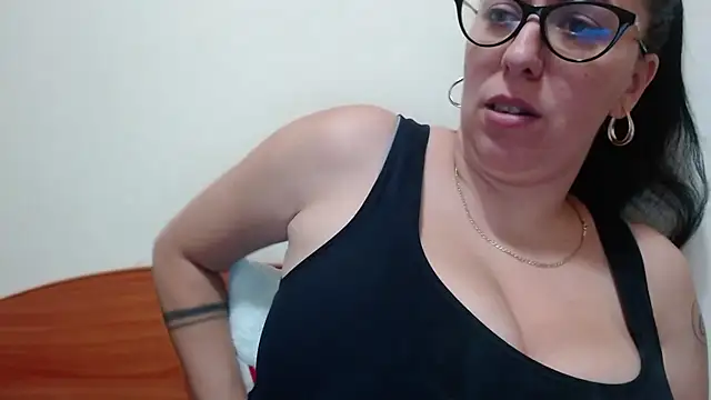 Snapshot of jollene chatting on 11-09-25, 02:04 jollene online show from 11-09-25, 02:04