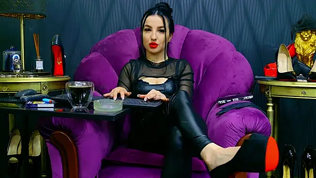Snapshot of VivianReeve chatting on 06-13-26, 12:14 VivianReeve online show from 06-13-26, 12:14
